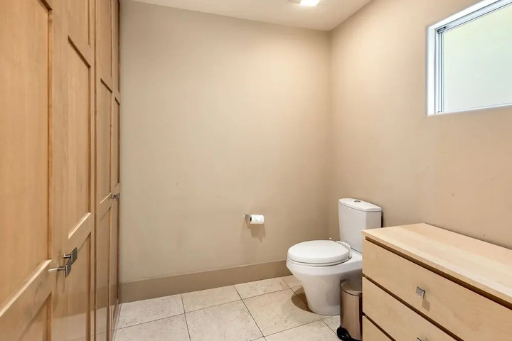 Room 6 of 13