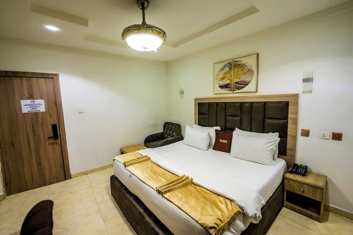 Room 7 of 32