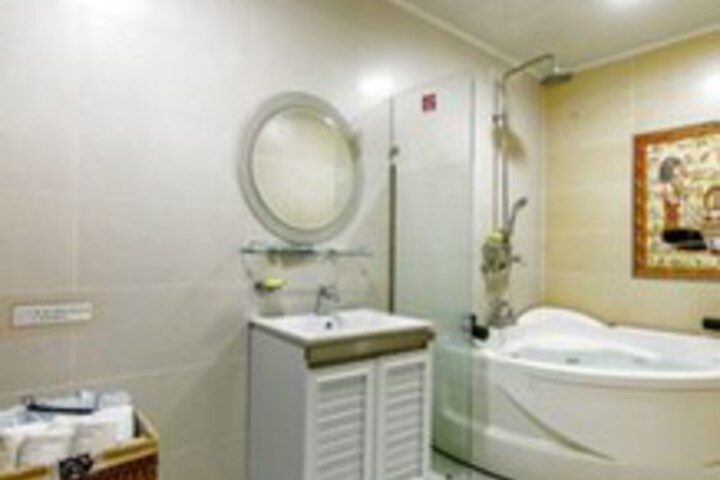 Room 2 of 37