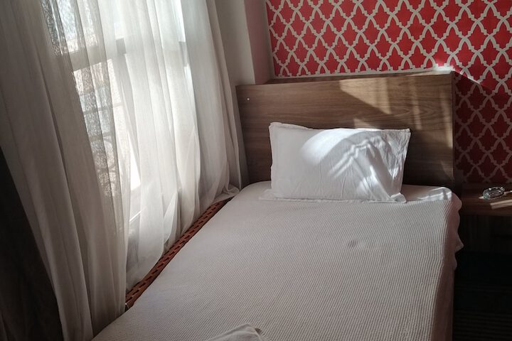 Room 6 of 32