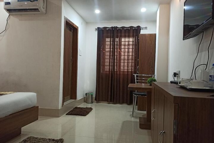Room 13 of 35