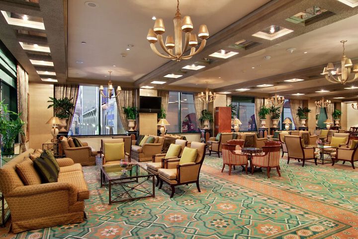 Lounge 122 of 139