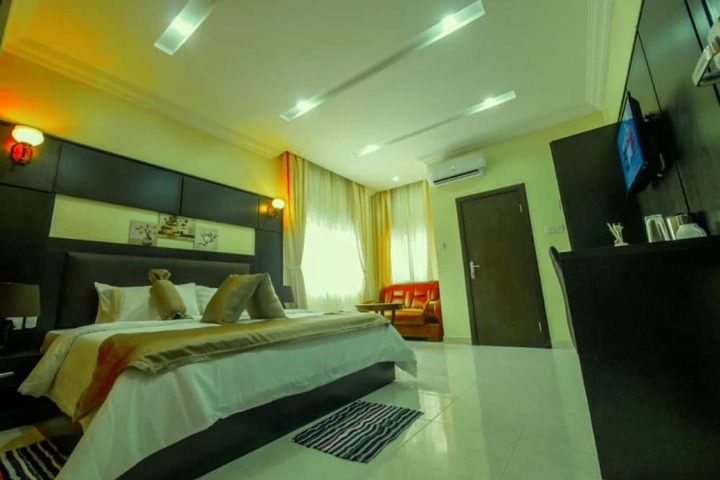 Room 4 of 17