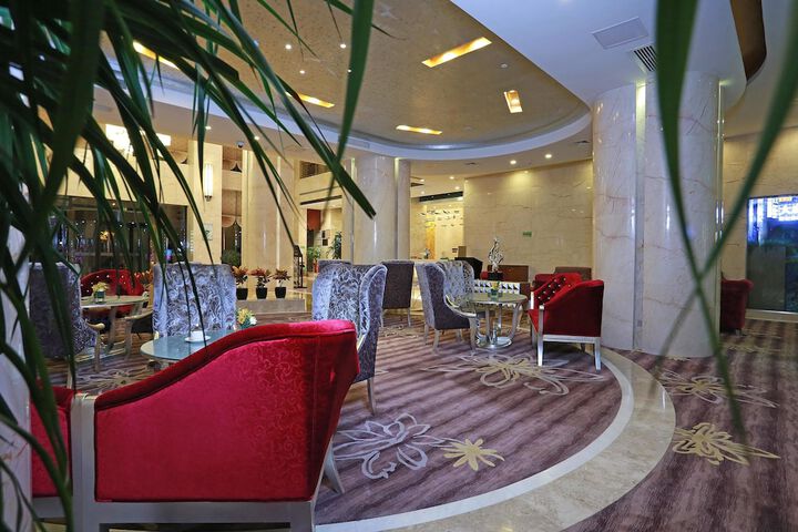 Lounge 44 of 59