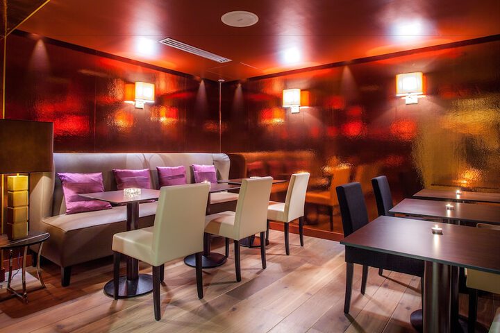 Lounge 53 of 61