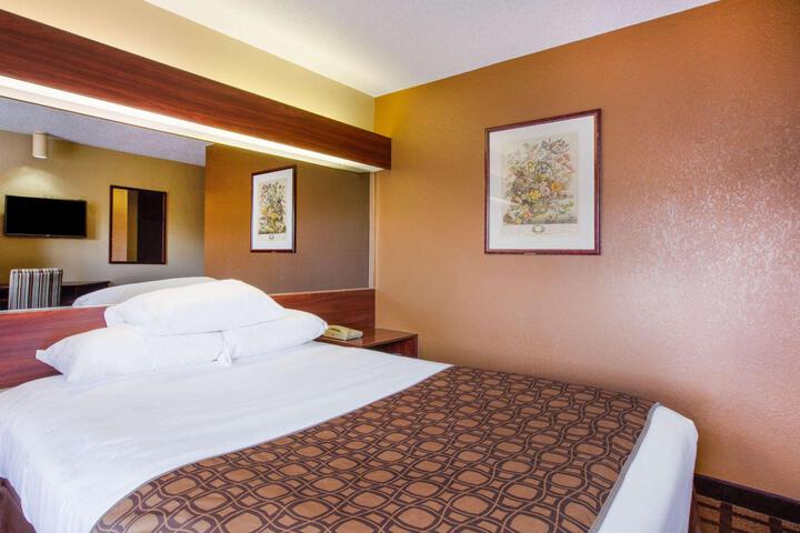 1 Queen Bed Accessible Room (2 of 7)