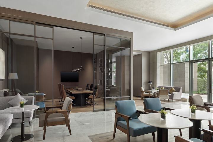 Lounge 46 of 52