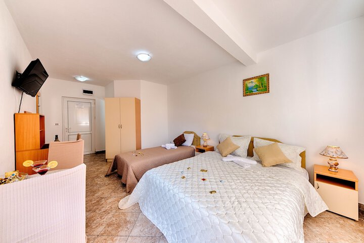 Room 4 of 28