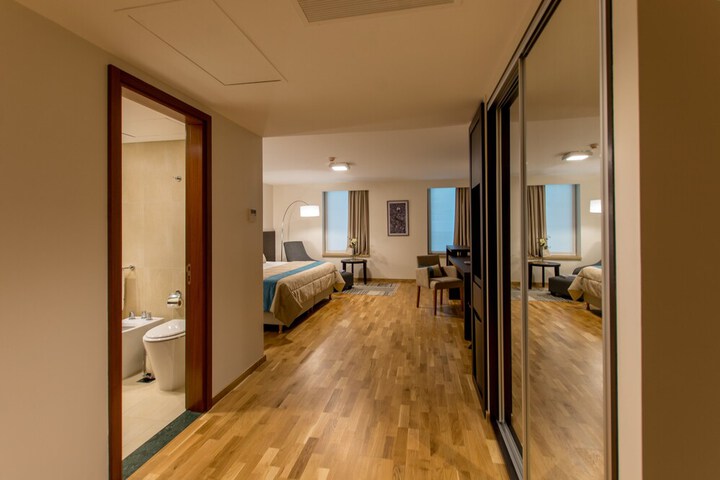 Room 27 of 47