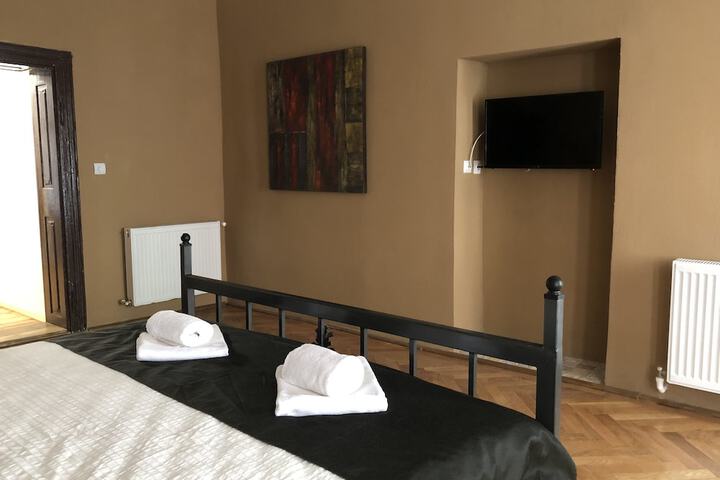 Room 4 of 32