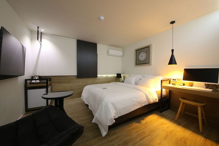 Room 3 of 70