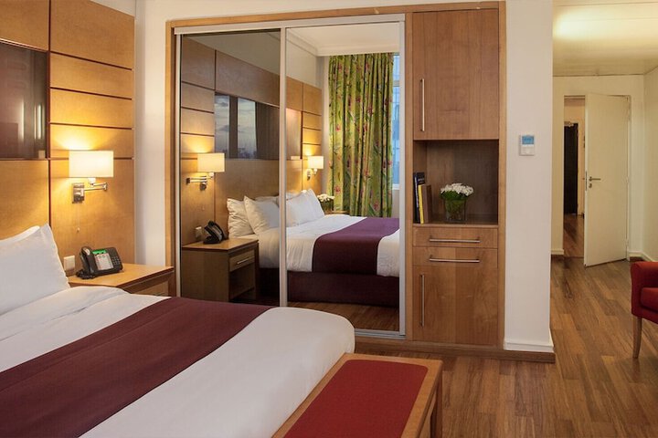 Room 7 of 33