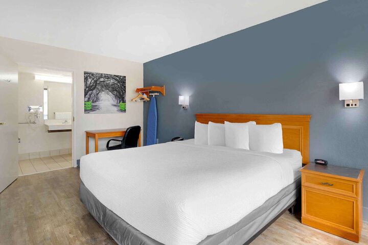 Standard Studio 1 King Bed (14 of 14)