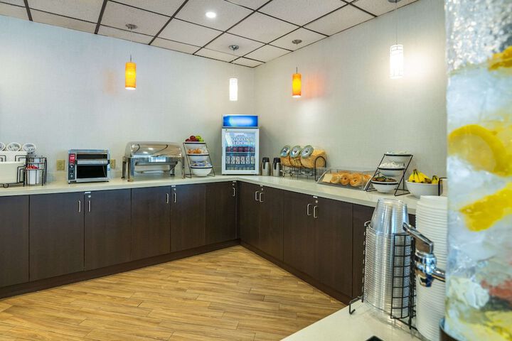 Comfort Inn & Suites Barrie Barrie | Bookonline.com