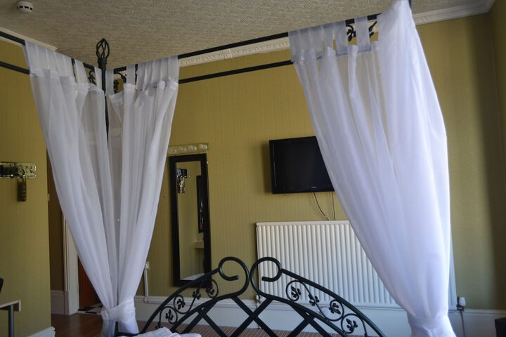Room 5 of 124