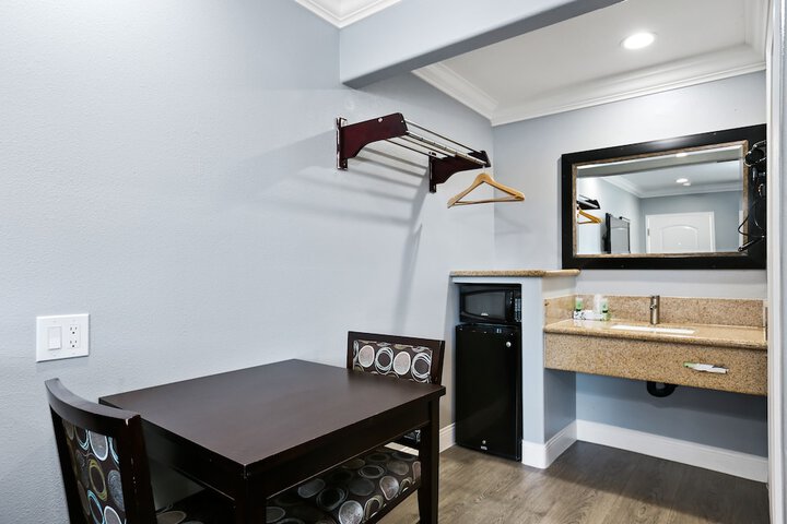 2 Double Beds (7 of 8)
