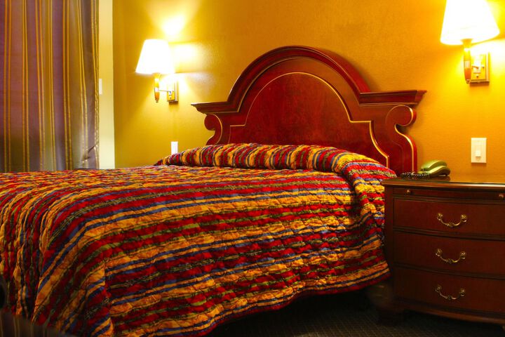 1 Queen Bed (3 of 4)