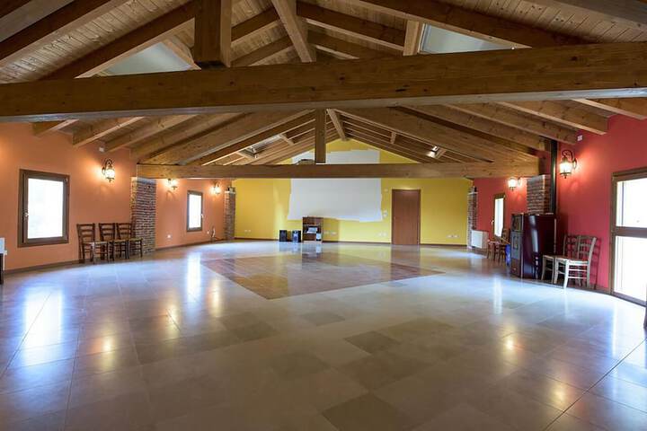 Ballroom/Hall 11 of 14