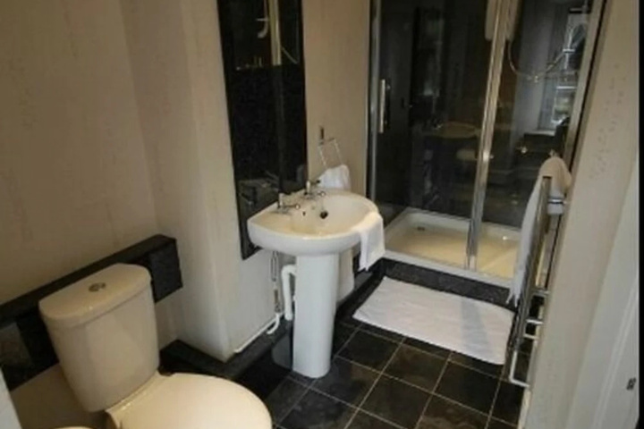 Room 6 of 13