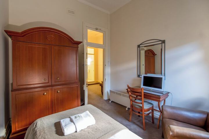 Room 6 of 17