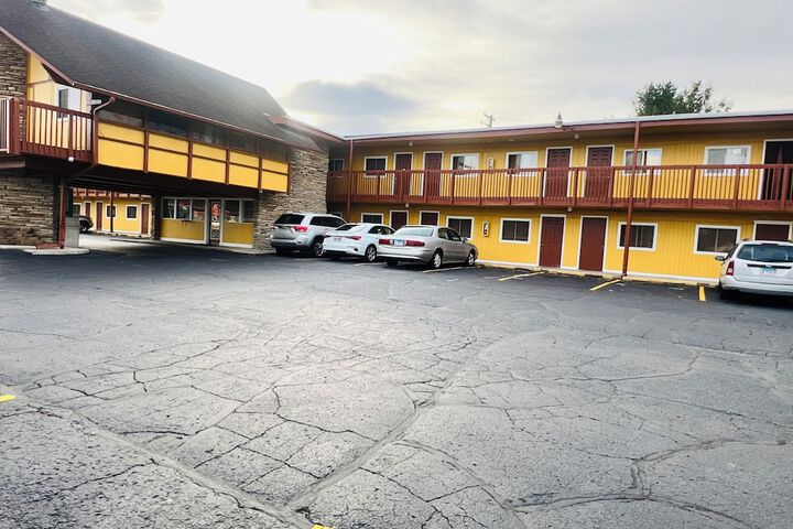 Clayton House Motel in Loves Park, IL