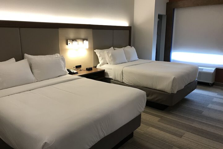 1 King Bed (13 of 14)