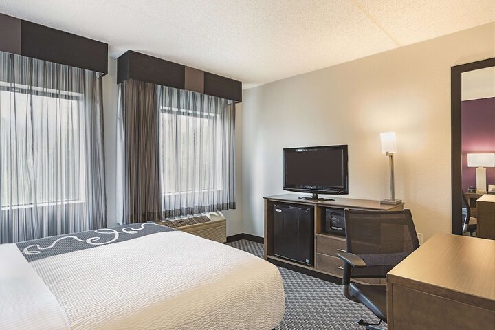 1 Queen Bed (11 of 24)
