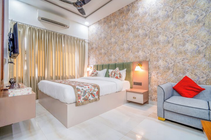 Room 5 of 93