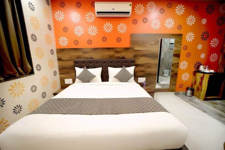 Room 13 of 19