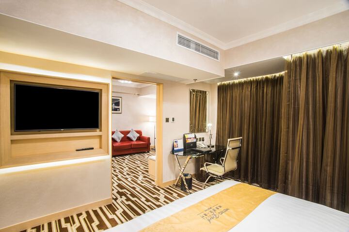 Room 9 of 28