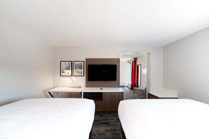 2 Queen Beds (15 of 18)