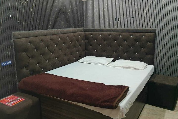 Room 12 of 16