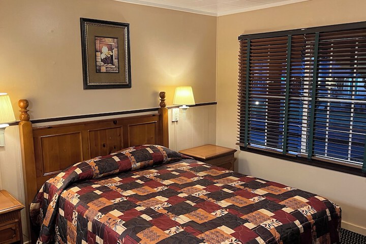 1 Queen Bed (18 of 39)