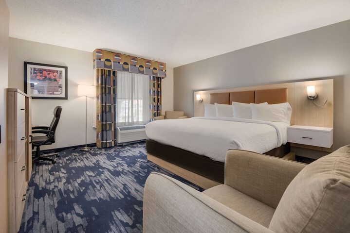 1 King Bed Flat Screen Television Microwave and Refrigerator High Speed Internet Accessible Full Breakfast (1 of 11)