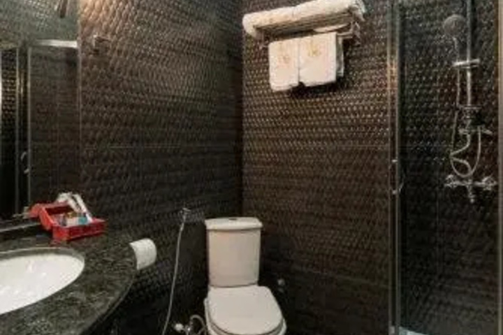 Room 9 of 13