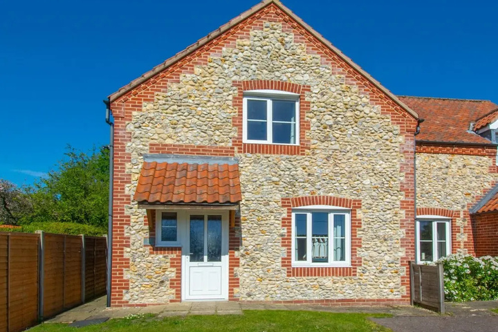 Beautiful Holiday Home With Private Garden and Close to the sea