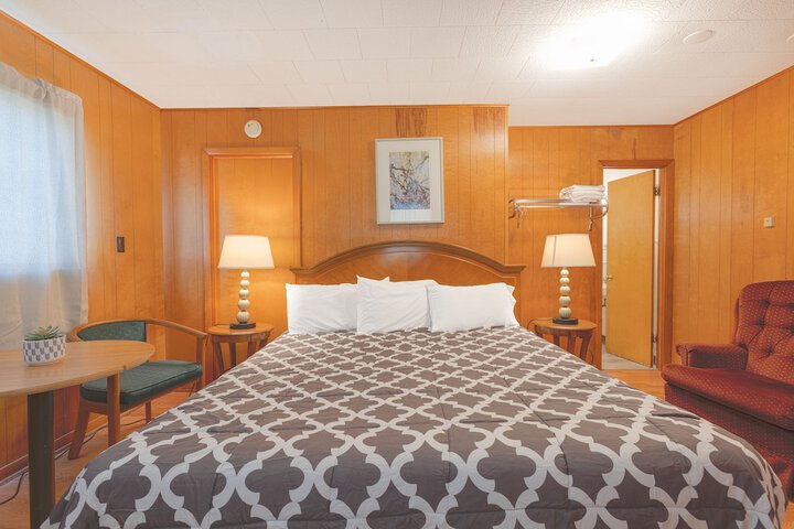 Deluxe King Bed (2 of 18)