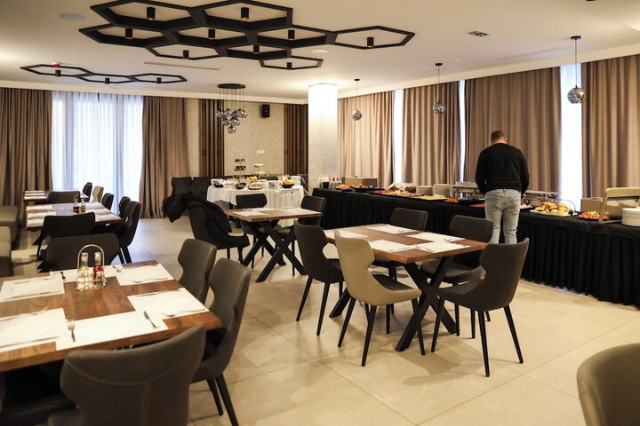 Dining 14 of 25
