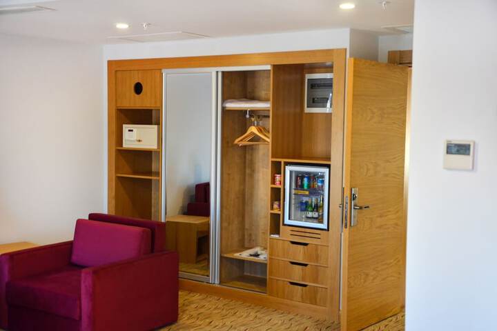 Room 27 of 76