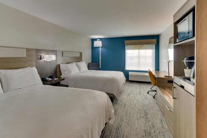 2 Queen Beds (10 of 14)
