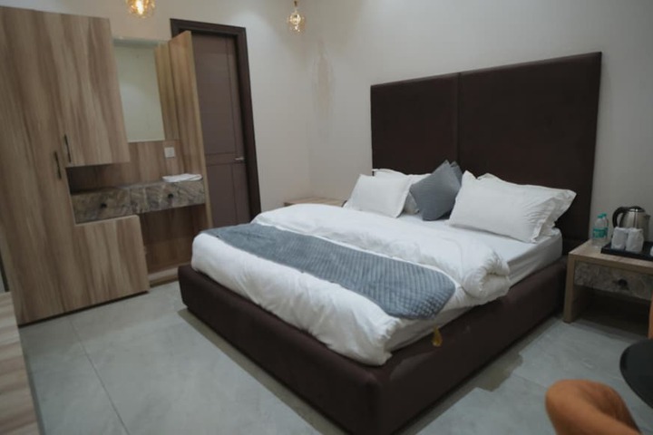 Room 9 of 24