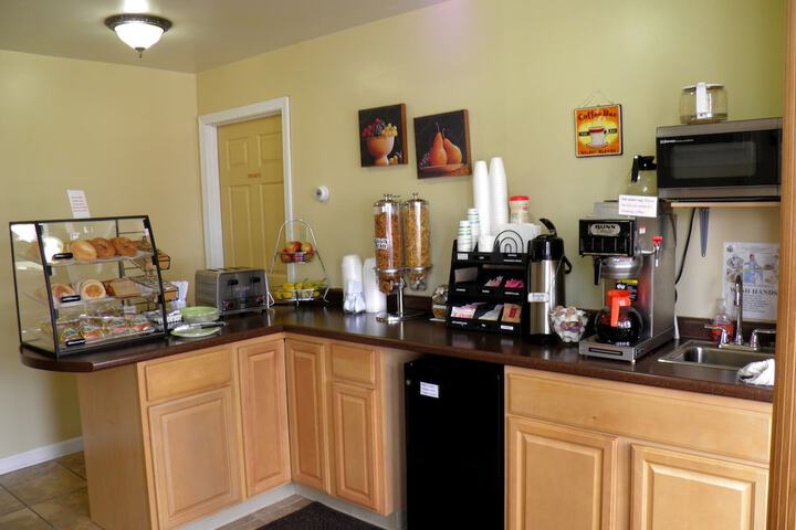 Breakfast/Coffee Service 32 of 37