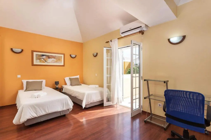 Room 2 of 6