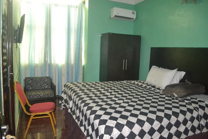 Room 4 of 11