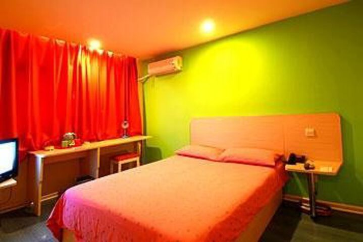 Room 8 of 12