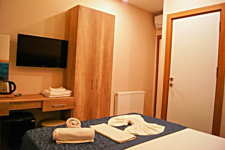 Room 6 of 18