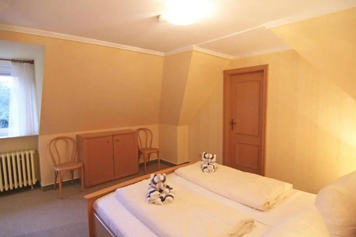 Room 4 of 10