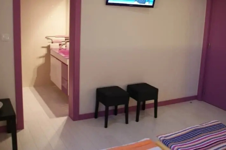 Room 4 of 23