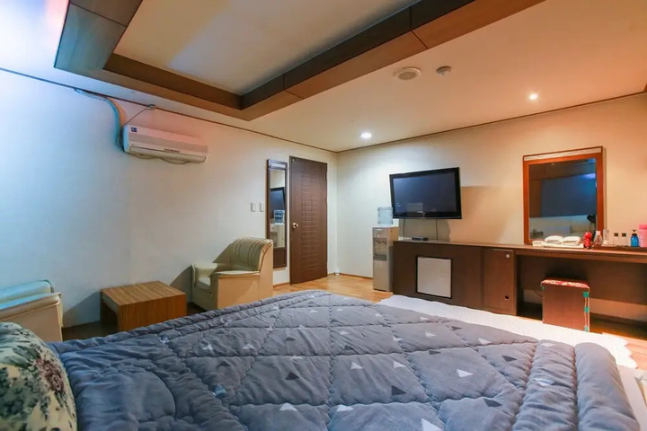 Room 6 of 10