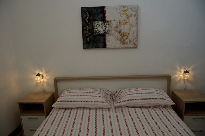 Room 6 of 10